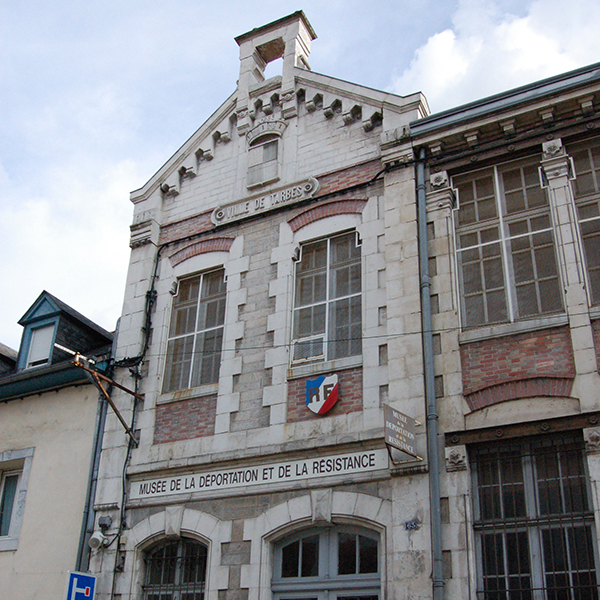 Si l'histoire de Tarbes nous était contée, elle retracerait pas à pas celle de son Haras : un parc naturel au coeur de la ville, site classé et historique, créé par Napoléon en 1806, berceau de l'anglo-arabe et musée vivant !