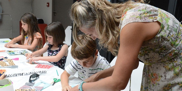 Ateliers enfants©Service Com Mairie de Tarbes Un groupe d'enfants accompagné d'une animatrice s'adonne à des loisirs créatifs dans le cadre des ateliers du musée.