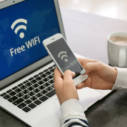 Visuel avec personne utilisant un ordinateur et un téléphone en accès libre wifi