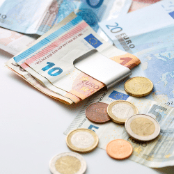 Visuel avec billets et pièces de monnaie illustrant la rubrique Monnaies étrangères