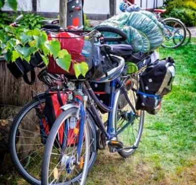 2 vélos stationnés près d'une maison avec sacoches pour cyclotourisme
