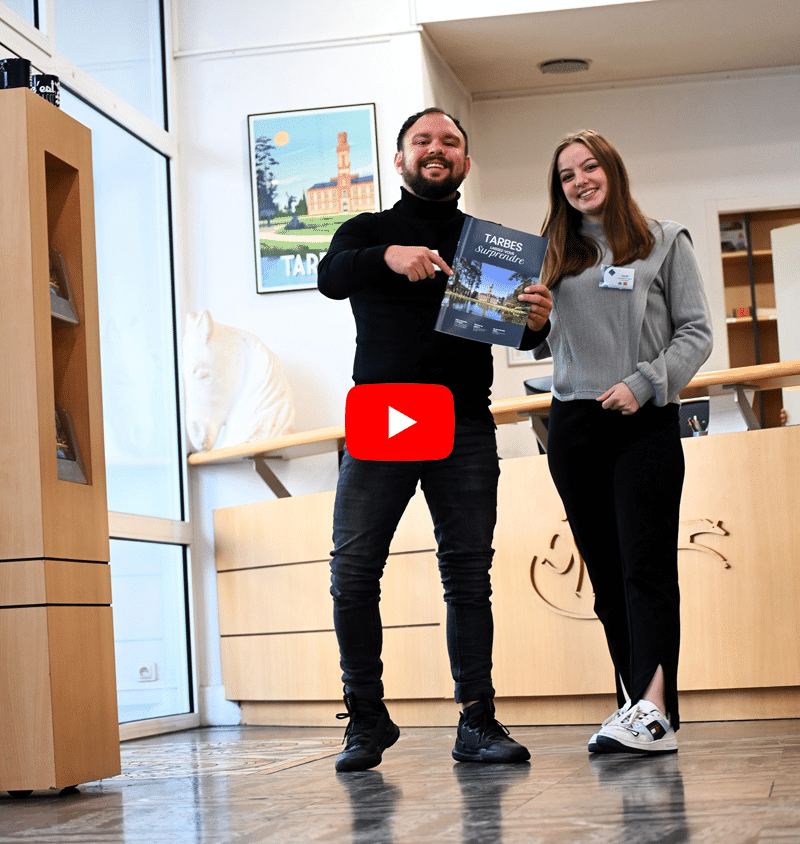 Bienvenue à l'Office de Tourisme de Tarbes©Tarbes Tourisme Cliquez sur la vidéo ! Sarah et Killien vous accueillent à l'Office de Tourisme et se feront un plaisir de partager leurs bons plans !