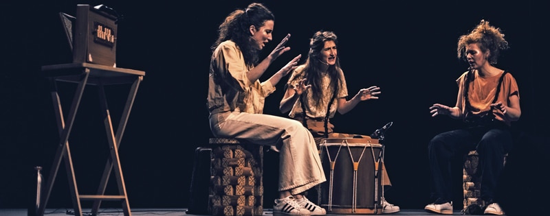 Les 3 filles du groupe Anapnoi sur scene lors d'un concert polyphonique