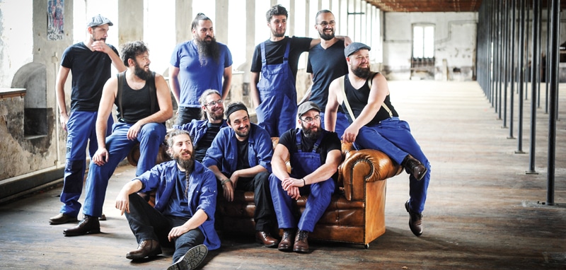 Concert du soir avec photo Les Mecanos - Nord occitan, français dans un entrepôt