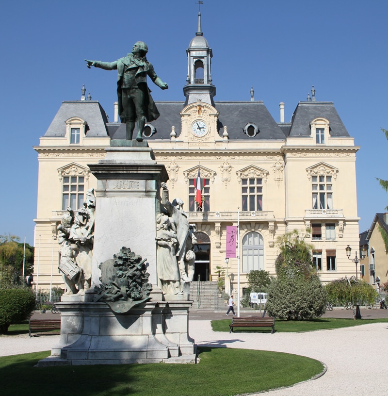 Vue sur l'Hôtel de ville de Tarbes et la statue de Danton.