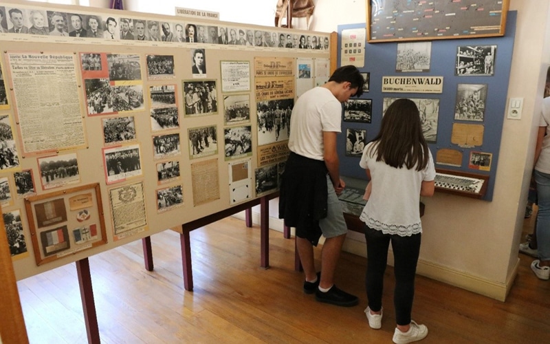 2 personnes en visite au musée découvrent les salles d'exposition
