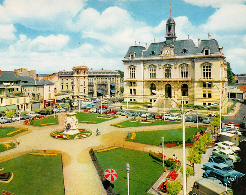Vue sur l'Hôtel de ville de Tarbes et la statue de Danton.